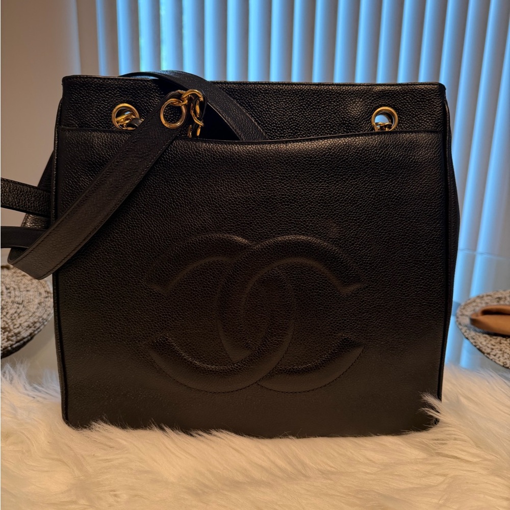 CHANEL Vintage Black Leather Shoulder Bag with CC Logo & CC Turn-Lock Closure - Picture 2 of 16